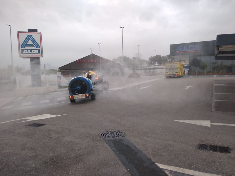 Los tractores agrícolas también toman las calles de Aspe para desinfectar contra el coronavirus Los tractores agrícolas también toman las calles de Aspe para desinfectar contra el coronavirus