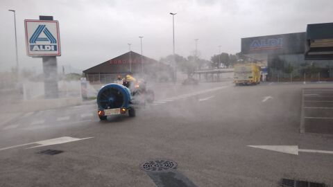 Un tractor fumiga contra el coronavirus en Aspe.