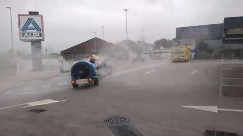 Un tractor fumiga contra el coronavirus en Aspe. Un tractor fumiga contra el coronavirus en Aspe.