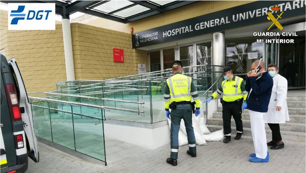 Guardia Civil entrega material sanitario en el Hospital Universitario de de Elda.