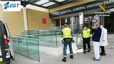 Guardia Civil entrega material sanitario en el Hospital Universitario de de Elda. Guardia Civil entrega material sanitario en el Hospital Universitario de de Elda.