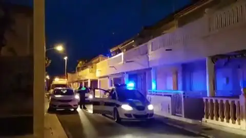 La Policía Local de Santa Pola felicita el cumpleaños a vecinos de la localidad en pleno confinamiento por la pandemia de coronavirus La Policía Local de Santa Pola felicita el cumpleaños a vecinos de la localidad en pleno confinamiento por la pandemia de coronavirus