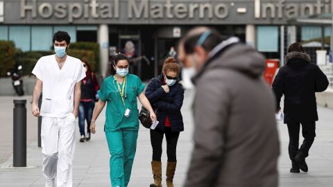 Imagen de archivo de personal sanitario frente a un hospital