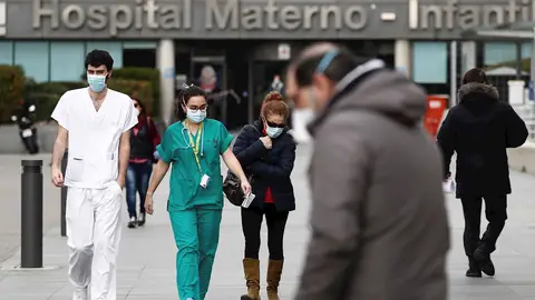 Imagen de archivo de personal sanitario frente a un hospital Imagen de archivo de personal sanitario frente a un hospital