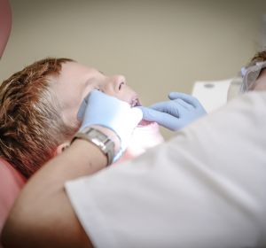Una dentista atiende a un paciente en una clínica odontológica. Una dentista atiende a un paciente en una clínica odontológica.