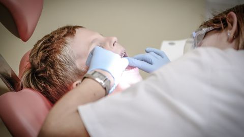 Una dentista atiende a un paciente en una cl&iacute;nica odontol&oacute;gica.