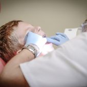 Una dentista atiende a un paciente en una clínica odontológica.