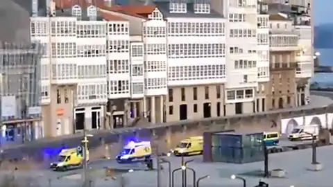 Sanitarios felicitan el cumpleaños a Amancio Ortega frente a su casa Sanitarios felicitan el cumpleaños a Amancio Ortega frente a su casa