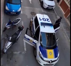La Policía Local de Santa Pola felicita el cumpleaños en plena crisis del cornavirus, La Policía Local de Santa Pola felicita el cumpleaños en plena crisis del cornavirus,
