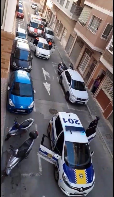 La Policía Local de Santa Pola y Protección Civil felicitan el cumpleaños a vecinos de la localidad en pleno confinamiento por el coronavirus La Policía Local de Santa Pola y Protección Civil felicitan el cumpleaños a vecinos de la localidad en pleno confinamiento por el coronavirus