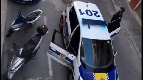 La Policía Local de Santa Pola felicita el cumpleaños en plena crisis del cornavirus, La Policía Local de Santa Pola felicita el cumpleaños en plena crisis del cornavirus,