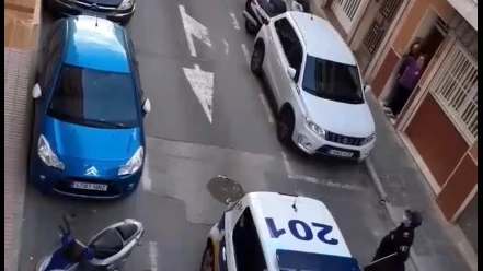 La Policía Local de Santa Pola felicita el cumpleaños en plena crisis del cornavirus, La Policía Local de Santa Pola felicita el cumpleaños en plena crisis del cornavirus,