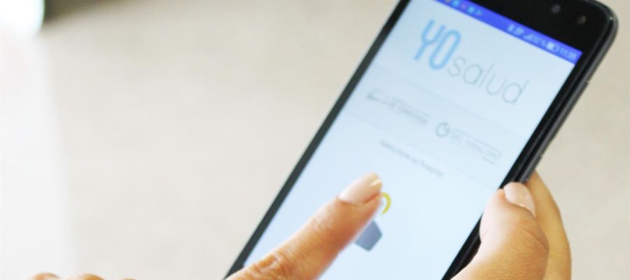 Una persona accede a la plataforma 'YoSalud' en un teléfono móvil. Una persona accede a la plataforma 'YoSalud' en un teléfono móvil.