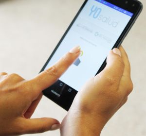 Una persona accede a la plataforma 'YoSalud' en un teléfono móvil. Una persona accede a la plataforma 'YoSalud' en un teléfono móvil.