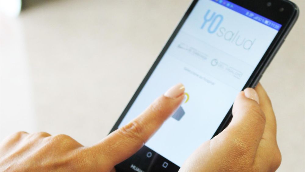 Una persona accede a la plataforma 'YoSalud' en un teléfono móvil.