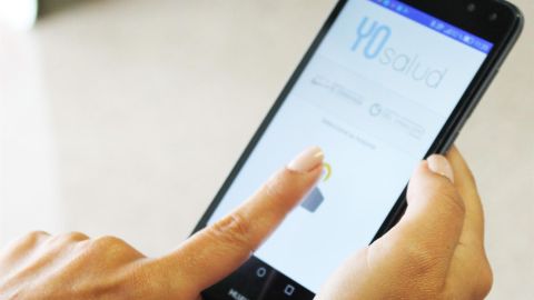 Una persona accede a la plataforma 'YoSalud' en un tel&eacute;fono m&oacute;vil.