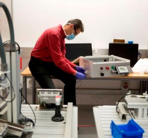 El cirujano cardiovascular del Hospital Regional de Málaga Ignacio Díaz de Tuesta revisa el modelo de respirador 'Málaga Respira 3' El cirujano cardiovascular del Hospital Regional de Málaga Ignacio Díaz de Tuesta revisa el modelo de respirador 'Málaga Respira 3'