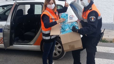 Voluntarios de Protecci&oacute;n Civil de Aspe con mascarillas para repartir.