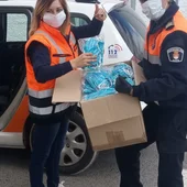 Voluntarios de Protección Civil de Aspe con mascarillas para repartir. Voluntarios de Protección Civil de Aspe con mascarillas para repartir.