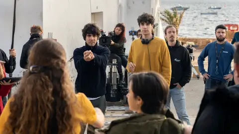 Javier Calvo y Javier Ambrossi, durante el rodaje de la serie 'Veneno' La producción, en torno a la vida de Cristina Ortiz, ha estrenado su primer episodio en Atresplayer Premium