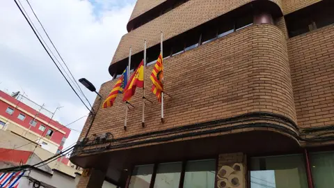 Banderas a media asta en Santa Pola en duelo por las víctimas del coronavirus. Banderas a media asta en Santa Pola en duelo por las víctimas del coronavirus.
