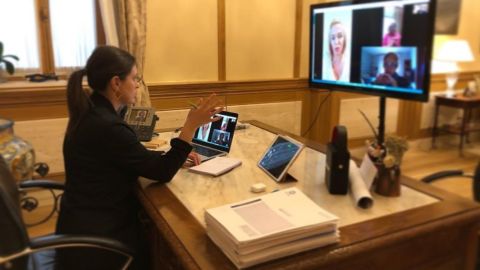 La alcaldesa de San Fernando, Patricia Cavada, durante una reuni&oacute;n telem&aacute;tica