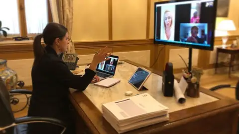 La alcaldesa de San Fernando, Patricia Cavada, durante una reunión telemática La alcaldesa de San Fernando, Patricia Cavada, durante una reunión telemática