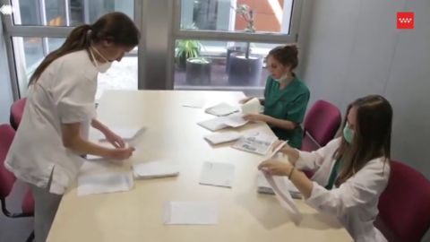 Los sanitarios del Hospital Severo Ochoa dar&aacute;n voz a las cartas que se env&iacute;an a los pacientes de coronavirus 