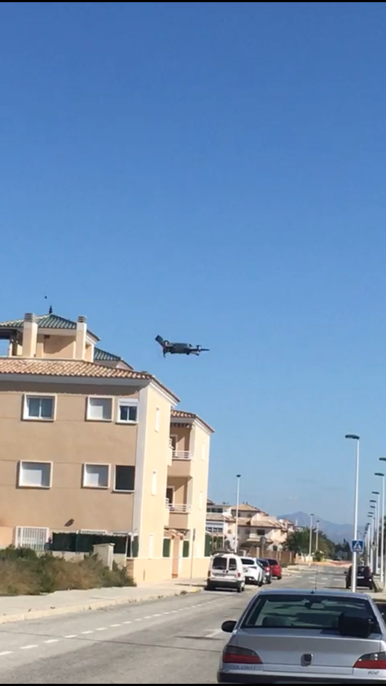 La Policía Local de Elche comienza a usar un dron para vigilar en espacios públicos el cumplimiento del estado de alarma La Policía Local de Elche comienza a usar un dron para vigilar en espacios públicos el cumplimiento del estado de alarma
