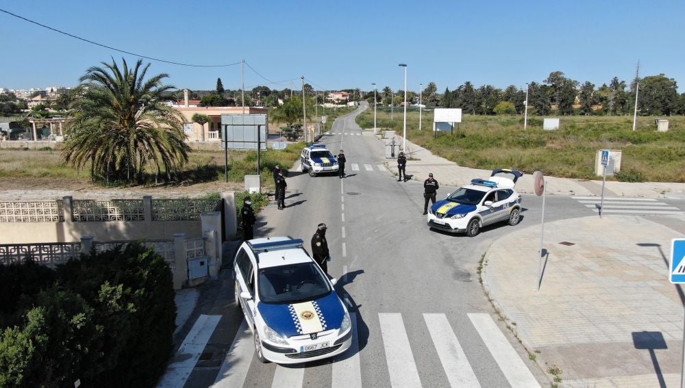 El dron de la Policía Local de Elche ayuda a vigilar desde el aire el cumplimiento del estado de alarma en diferentes puntos de la ciudad, como en los cruces de las pedanías.