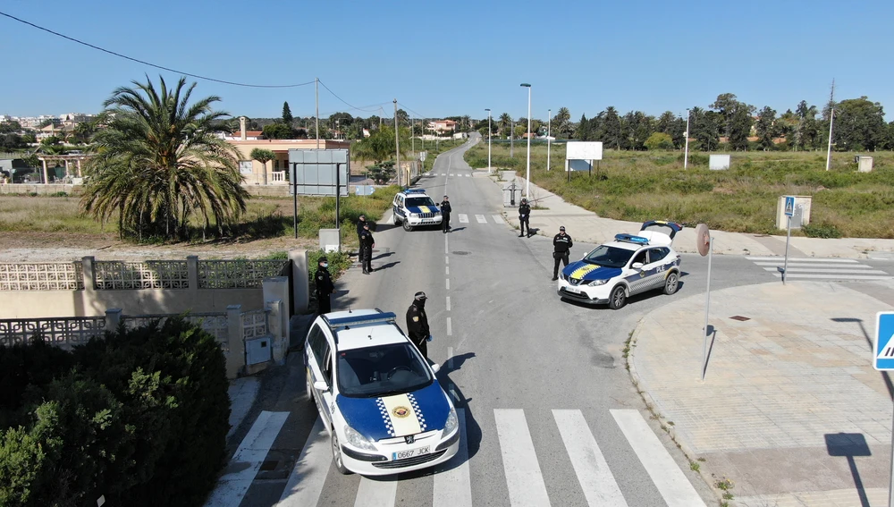 El dron de la Policía Local de Elche ayuda a vigilar desde el aire el cumplimiento del estado de alarma en diferentes puntos de la ciudad, como en los cruces de las pedanías. El dron de la Policía Local de Elche ayuda a vigilar desde el aire el cumplimiento del estado de alarma en diferentes puntos de la ciudad, como en los cruces de las pedanías.