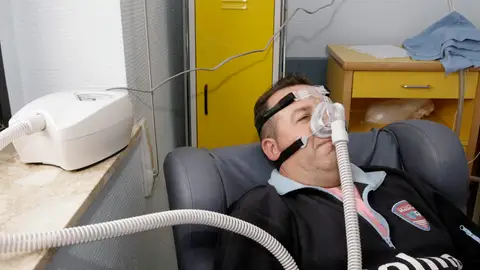 Un paciente que padece apnea del sueño, durante una prueba con el CPAP Un paciente que padece apnea del sueño, durante una prueba con el CPAP