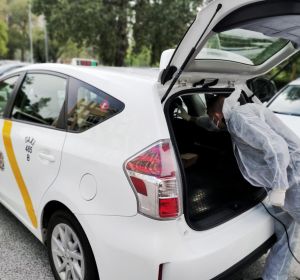Taxista limpiando con ozono su vehículo Taxista limpiando con ozono su vehículo