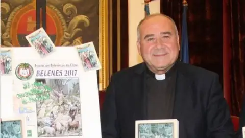 José Antonio Valero, vicario episcopal en Elche, invita a las familias a no perder la esperanza y confirma que los sacerdotes siguen celebrando las misas cada día a puerta cerrada. José Antonio Valero, vicario episcopal en Elche, invita a las familias a no perder la esperanza y confirma que los sacerdotes siguen celebrando las misas cada día a puerta cerrada.
