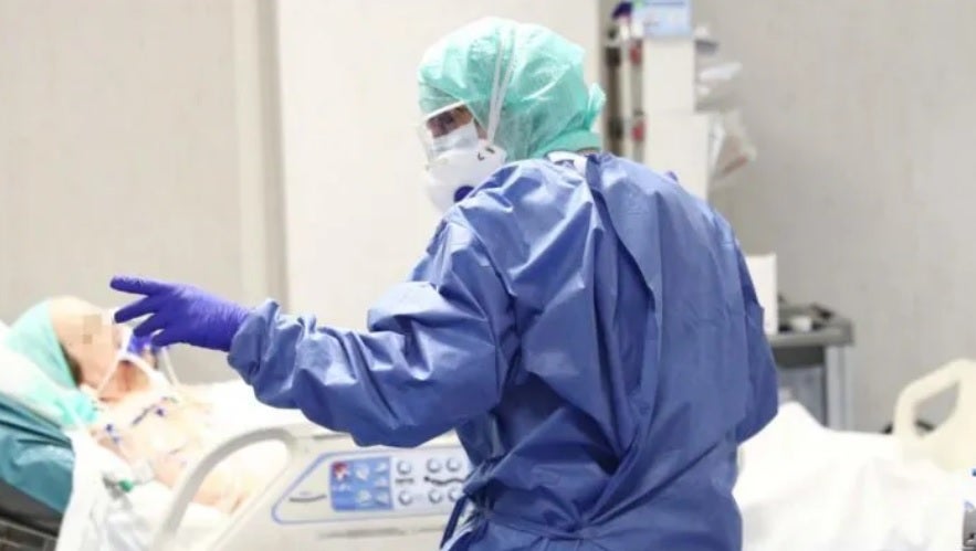 El coste psicológico de los sanitarios que acompañan a los contagiados en su muerte El coste psicológico de los sanitarios que acompañan a los contagiados en su muerte