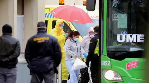 Sanitarios y pacientes en el Hospital Gregorio Marañón (Madrid) Sanitarios y pacientes en el Hospital Gregorio Marañón (Madrid)