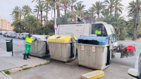 El servicio municipal de Urbaser sigue desinfectado los contenedores de la ciudad durante la crisis sanitaria del Covid-19.