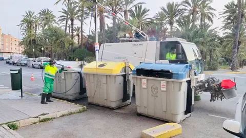 El servicio municipal de Urbaser sigue desinfectado los contenedores de la ciudad durante la crisis sanitaria del Covid-19. El servicio municipal de Urbaser sigue desinfectado los contenedores de la ciudad durante la crisis sanitaria del Covid-19.
