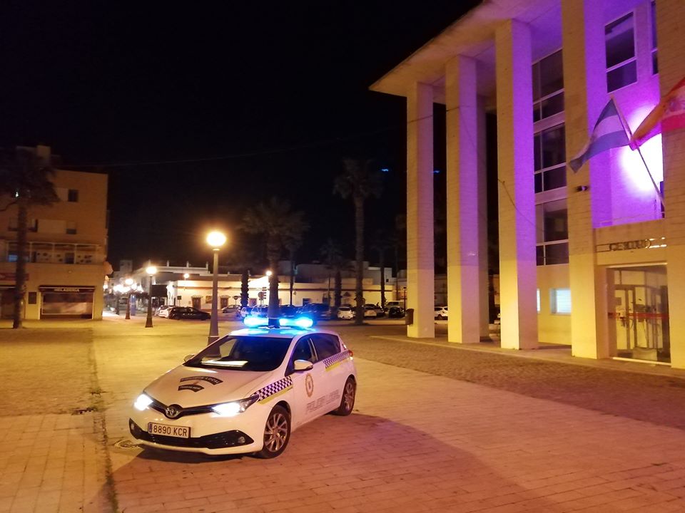 La policía de Puerto Real 'patrulla' para animar a la ciudadanía durante el confinamiento La policía de Puerto Real 'patrulla' para animar a la ciudadanía durante el confinamiento