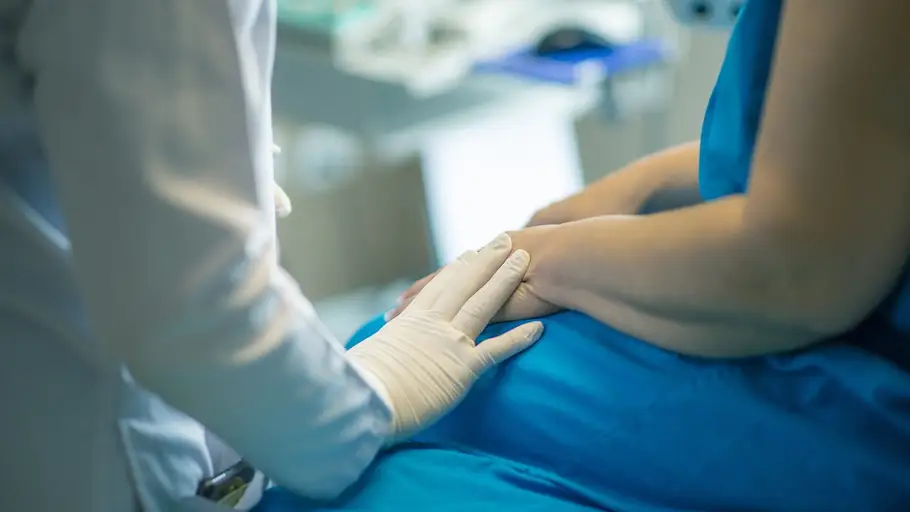 Un profesional sanitario atiende a un paciente Un profesional sanitario atiende a un paciente
