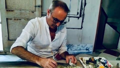 Jorge Fin dibuja en su estudio