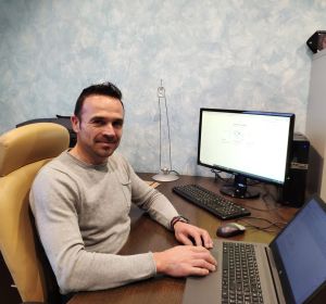 Serafín Quiles, gerente de Ascensores Serki, realizando sus funciones en la modalidad de teletrabajo. Serafín Quiles, gerente de Ascensores Serki, realizando sus funciones en la modalidad de teletrabajo.