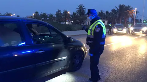 La Policía Local de Elche está velando por el correcto cumplimiento de las obligaciones derivadas del real decreto del estado de alarma. La Policía Local de Elche está velando por el correcto cumplimiento de las obligaciones derivadas del real decreto del estado de alarma.