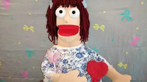 Uno de los títeres que felicita el cumpleaños de los más pequeños Uno de los títeres que felicita el cumpleaños de los más pequeños
