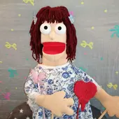 Uno de los títeres que felicita el cumpleaños de los más pequeños Uno de los títeres que felicita el cumpleaños de los más pequeños