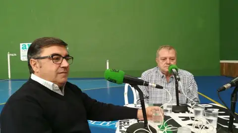 Julián Mateo, a la izquierda, junto al ex presidente Quintín Maestro. Balonmano Nava
