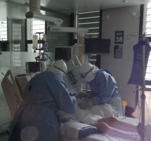 Dos facultativos atienden a un paciente de la UCI en un Hospital de Baleares. Dos facultativos atienden a un paciente de la UCI en un Hospital de Baleares.