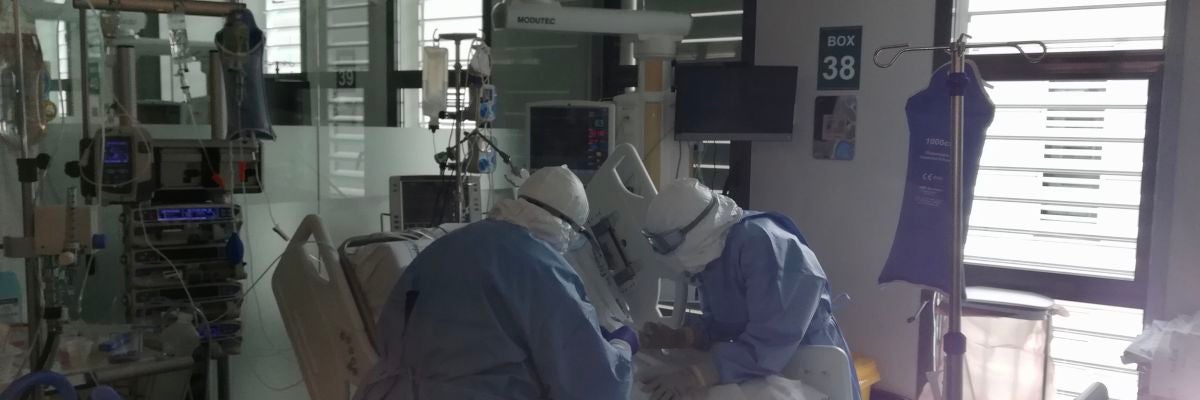 Dos facultativos atienden a un paciente de la UCI en un Hospital de Baleares. Dos facultativos atienden a un paciente de la UCI en un Hospital de Baleares.