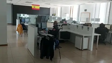 El 90% de las llamadas que ha recibido la Sala de Operaciones de la Policía Local de Elche se han centrado en resolver dudas acerca de las normas derivadas del estado de alarma y el confinamiento de la ciudadanía. El 90% de las llamadas que ha recibido la Sala de Operaciones de la Policía Local de Elche se han centrado en resolver dudas acerca de las normas derivadas del estado de alarma y el confinamiento de la ciudadanía.