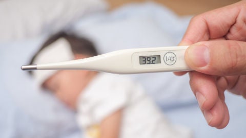 Imagen de archivo de un ni&ntilde;o con fiebre
